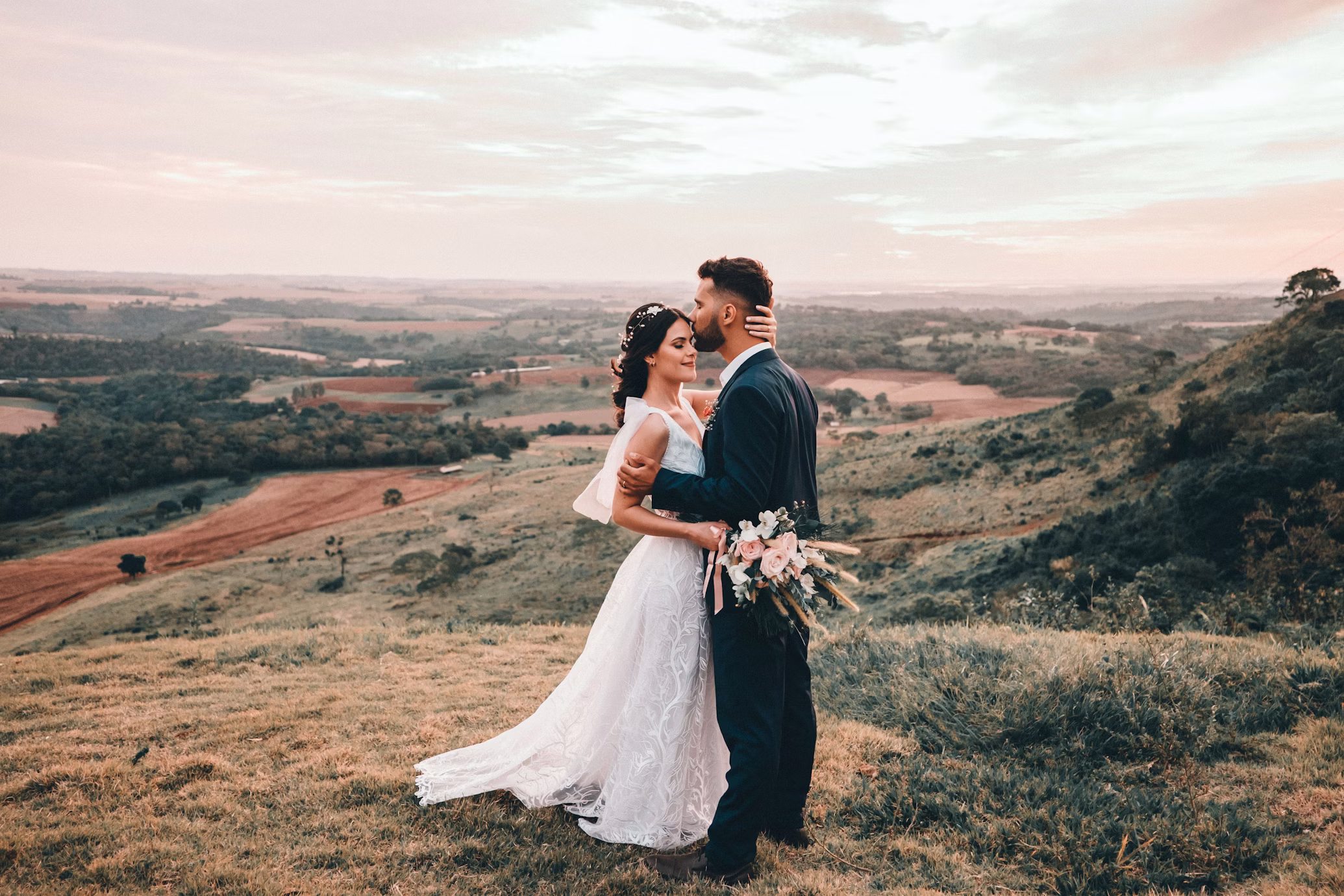 5 Best Canon RF Lenses for Wedding Photography (Tested & Reviewed)